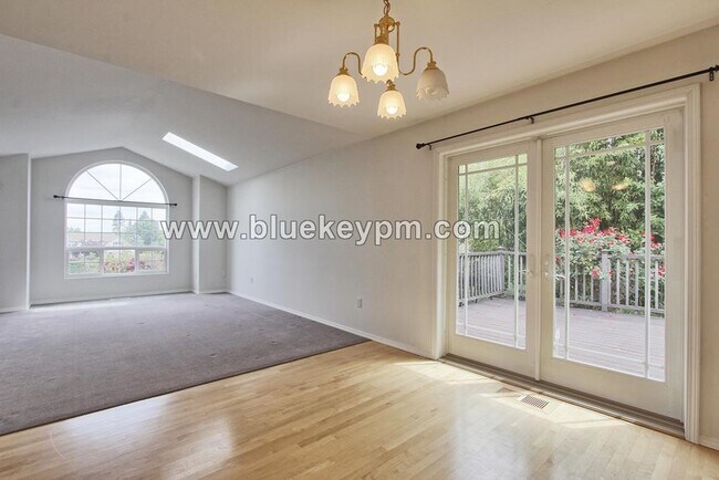 Foto del edificio - 4 Bed, 2 Bath Home on a Cul-de-sac in Lake...