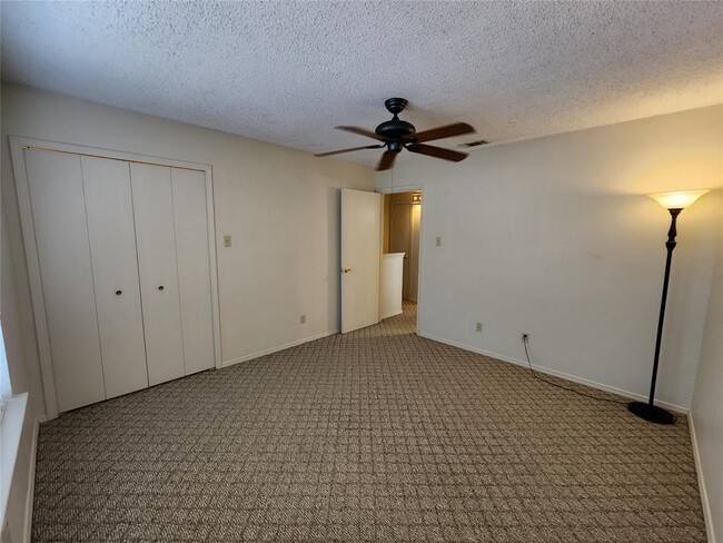 Foto del edificio - 3005 Whisper Oaks Ln