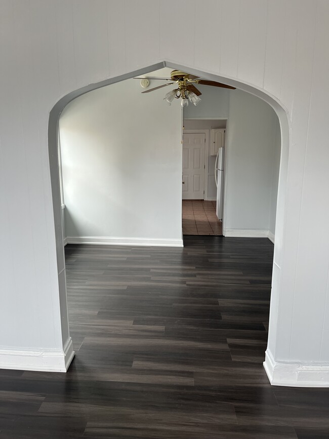 Dining area - 2415 W Arthington St