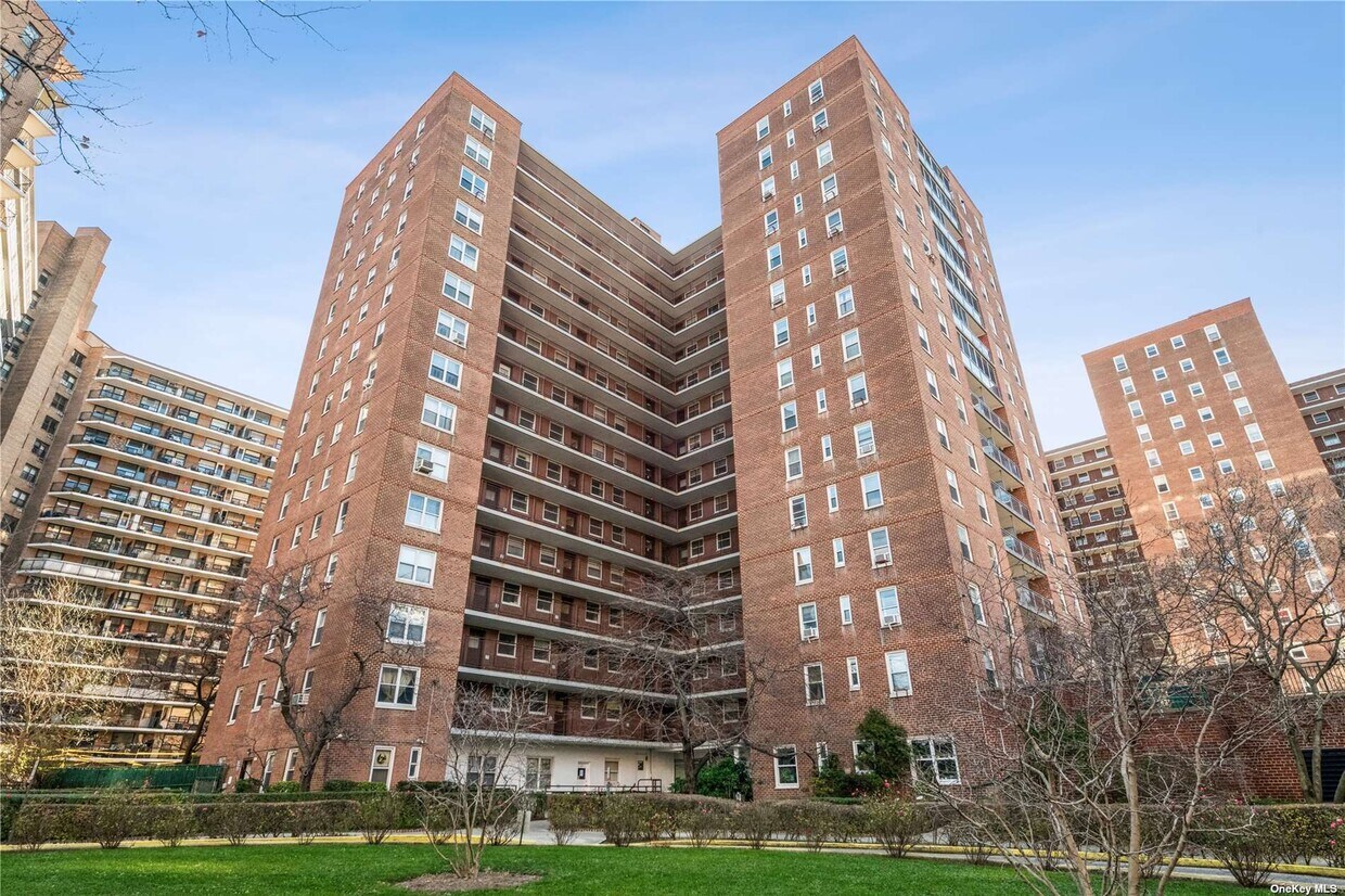 Primary Photo - 98-20-962Dr 62nd Dr