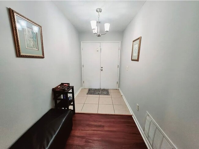 Building Photo - North Columbus 3 Bedrooms 2 Bath Garage