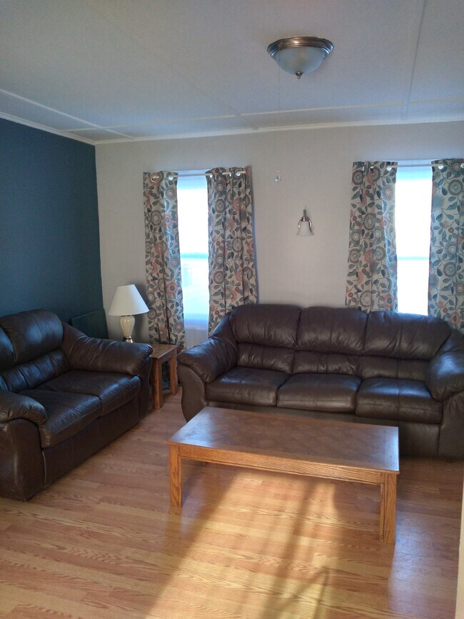Shared Livingroom - 880 Main St