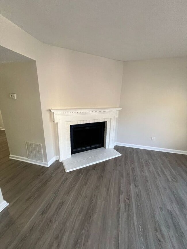 Building Photo - 2 bedroom 2.5 bath in the Lawrenceville area!