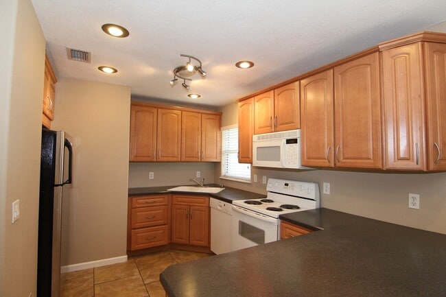 Building Photo - 4/2 with Huge Fenced Yard in Lovely Oviedo