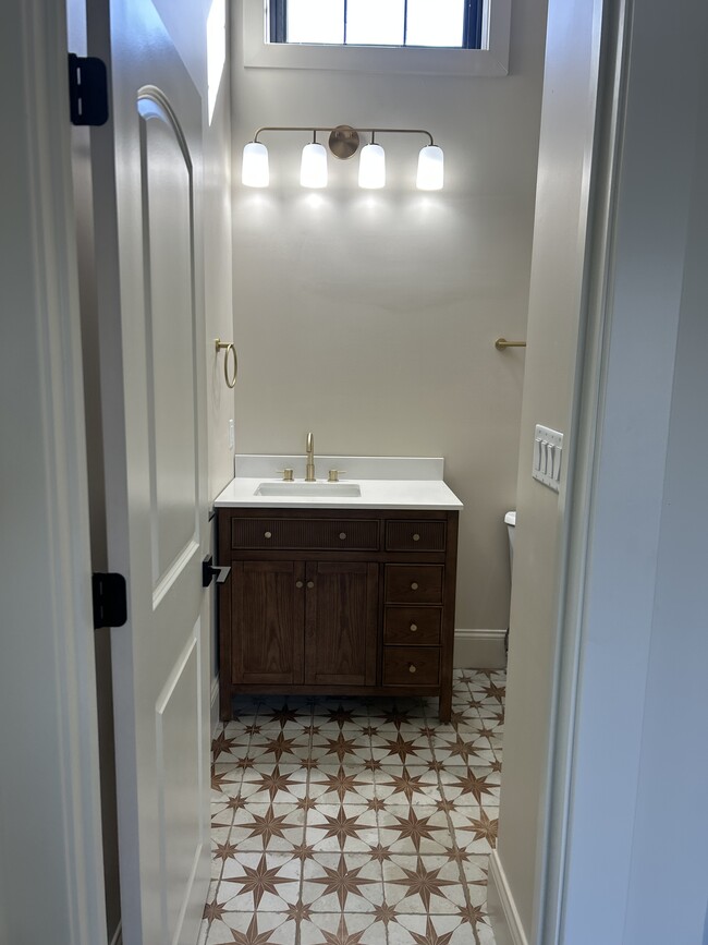 Fully tiled bathroom - 726 Lincoln St