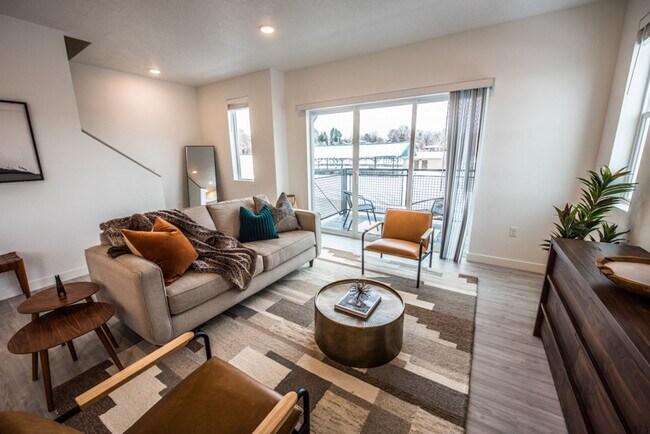 Building Photo - Summer Special! 4 Weeks Rent Free + $0 Down Deposit OAC 3 Bed 2.5 Bath Townhome in South Ogden