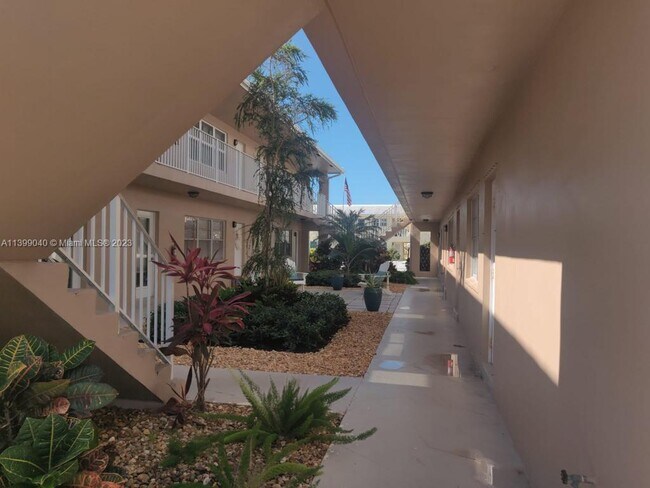 Building Photo - 2737 NE 28th St