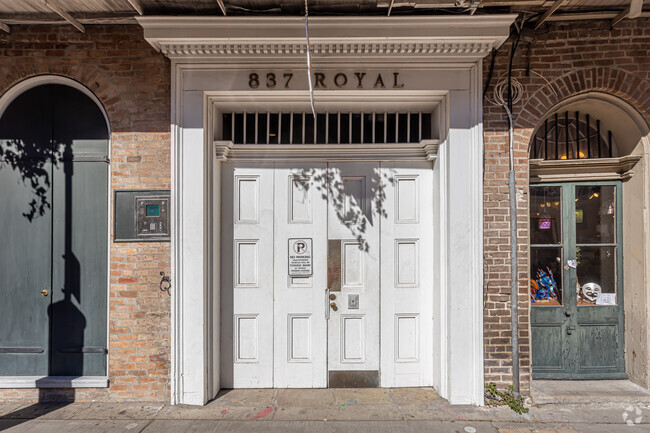 Entrada principal - 837 Royal St