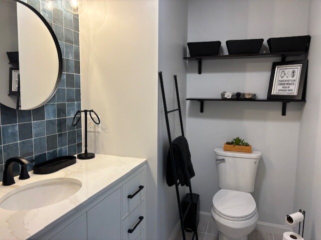 Baño privado nuevo y moderno con mucho espacio de almacenamiento. - 15 Brandywine Dr