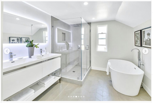 Double Sink - 325 S Linden Dr
