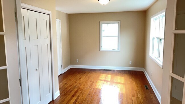 Foto del edificio - Single Family Home in St Paul with Garage!!