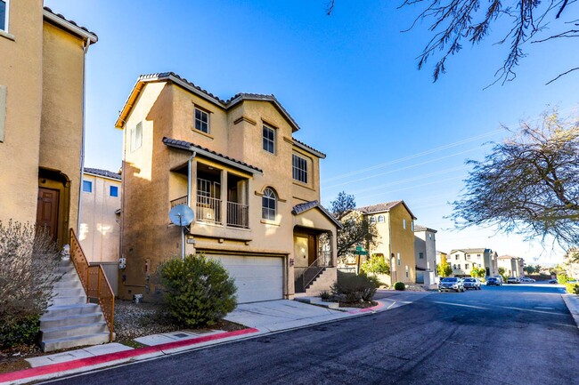 Building Photo - Beautiful 3 Bed Home With 3 Full Baths And Bed and Full Bath On 1st Floor