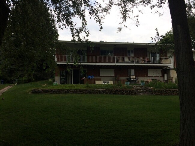 Building Photo - 475 Edgehill Dr