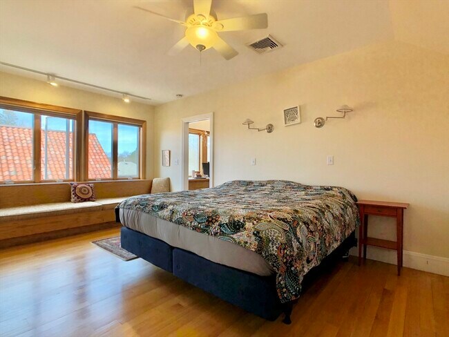 Foto del edificio - 32 Lakeville Rd