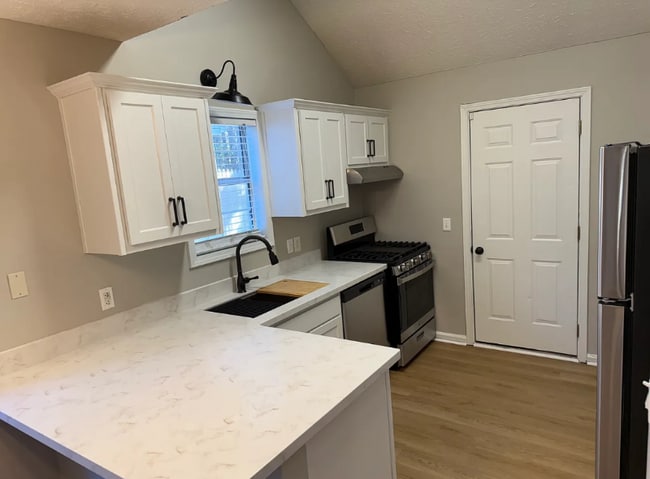 Foto del edificio - 2644 St Charles Ln NW