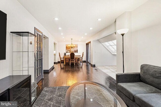 Foto del edificio - 85 Railroad Ave