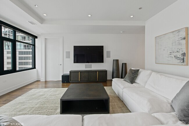 Foto del edificio - 668 N Kingsbury St