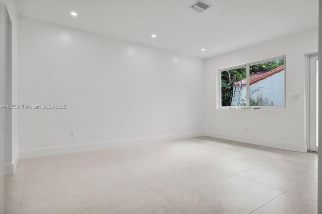 Foto del edificio - 10767 NE 2nd Ave