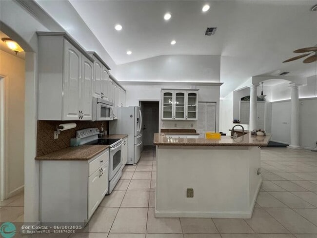 Building Photo - 7400 SW 37 Ct