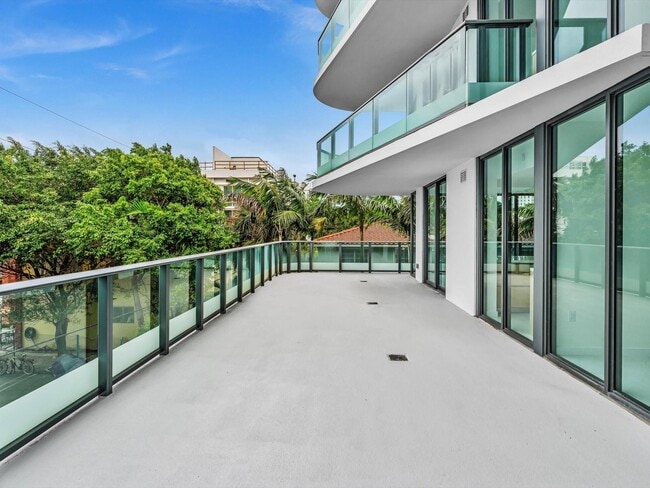 Building Photo - 9901 W Bay Harbor Dr