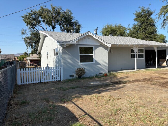 Foto del edificio - 2 Bedroom 1 Bathroom House