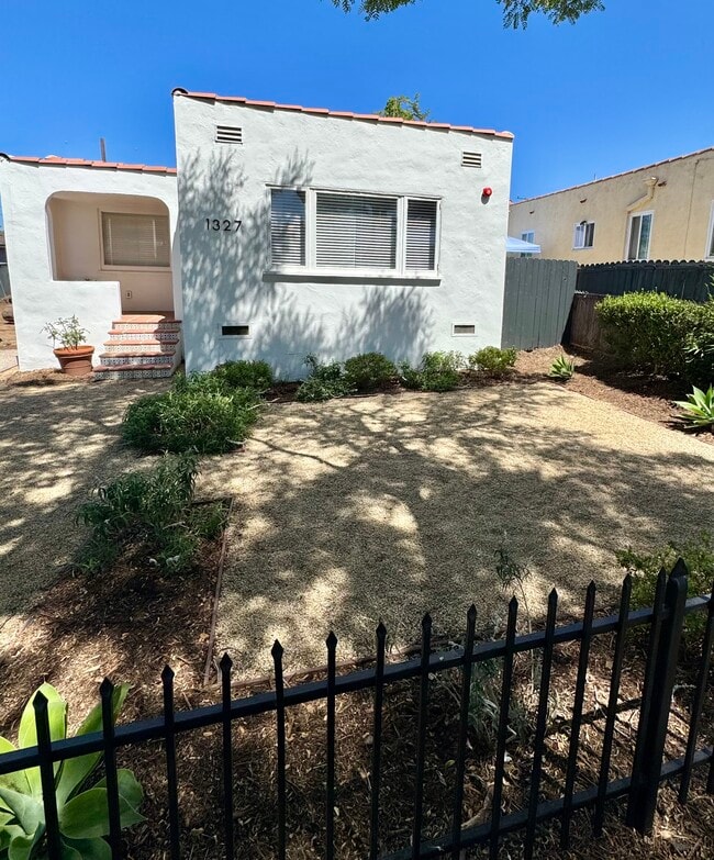 Building Photo - 1327 Cacique Street