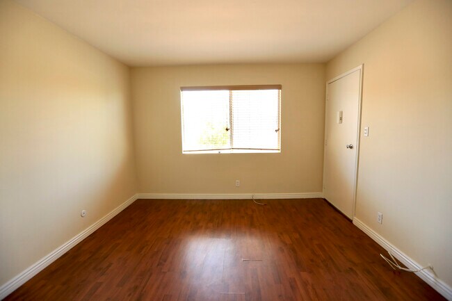Building Photo - 821 N Coronado St