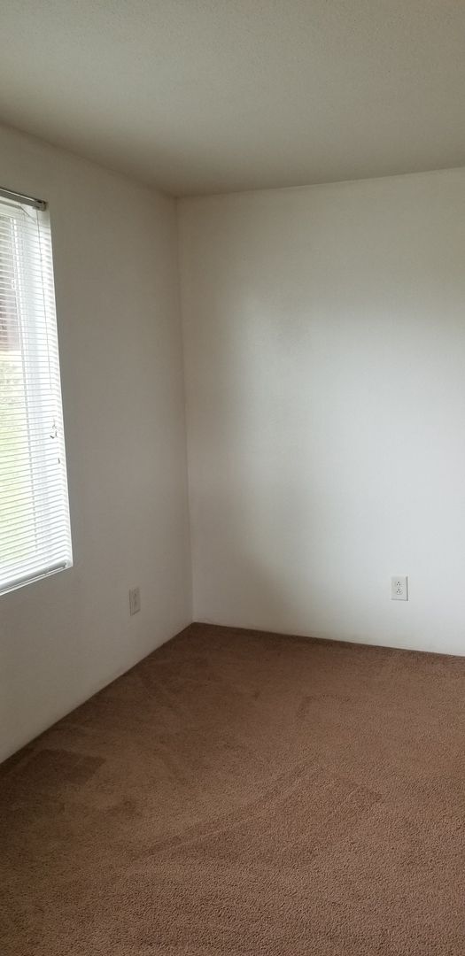 Building Photo - 3 bed/2 bath