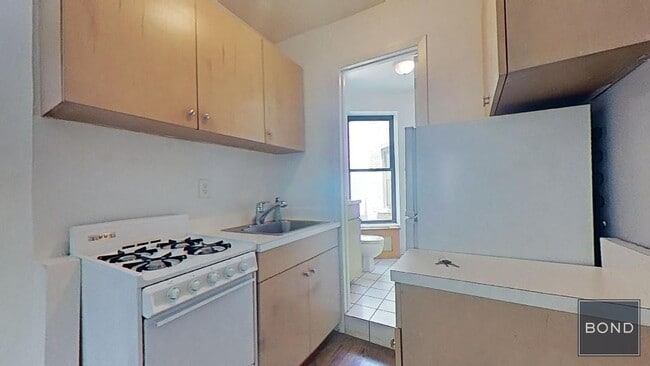 Building Photo - 218 E 85th St
