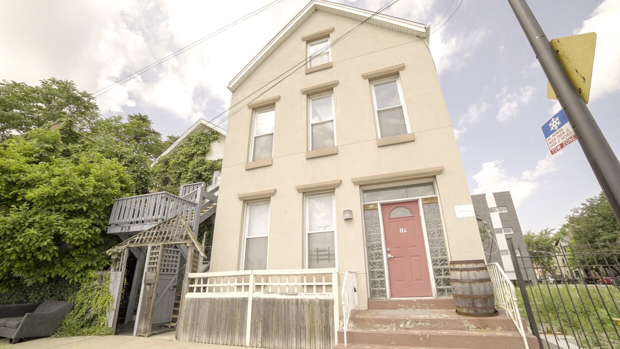 Primary Photo - 942 N Elston Ave