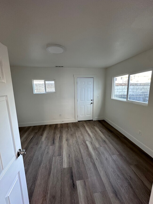 Building Photo - 1236 N Mariposa Ave