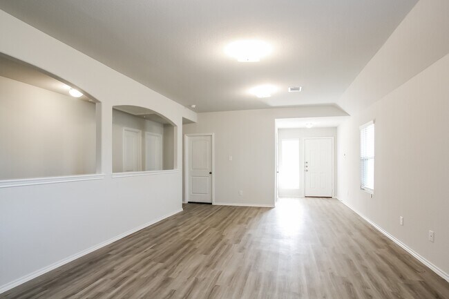 Building Photo - 8810 Lar Ree Oaks Cir