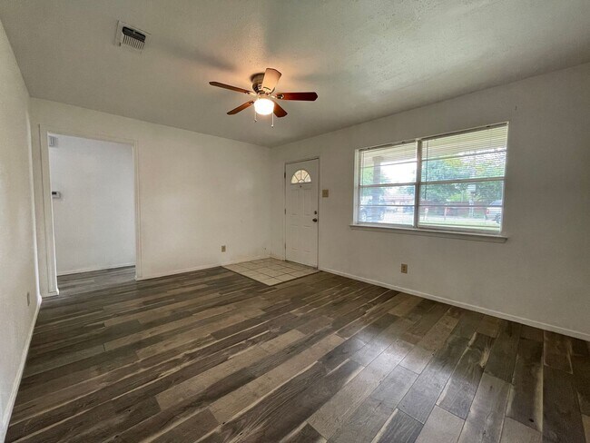 Foto del edificio - COMING SOON - 2 Bedroom 1 Bath Home in Lak...