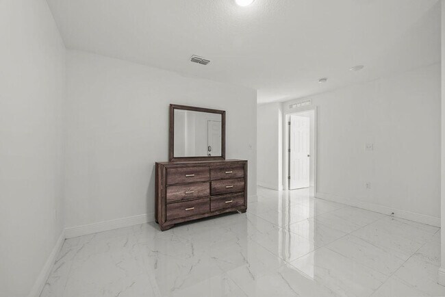 Building Photo - 362 NW Bayshore Blvd