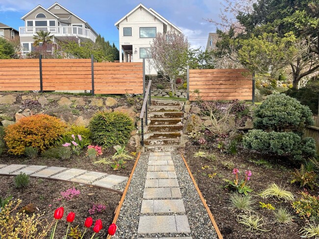 Building Photo - Beautiful West Seattle Home With Amazing V...