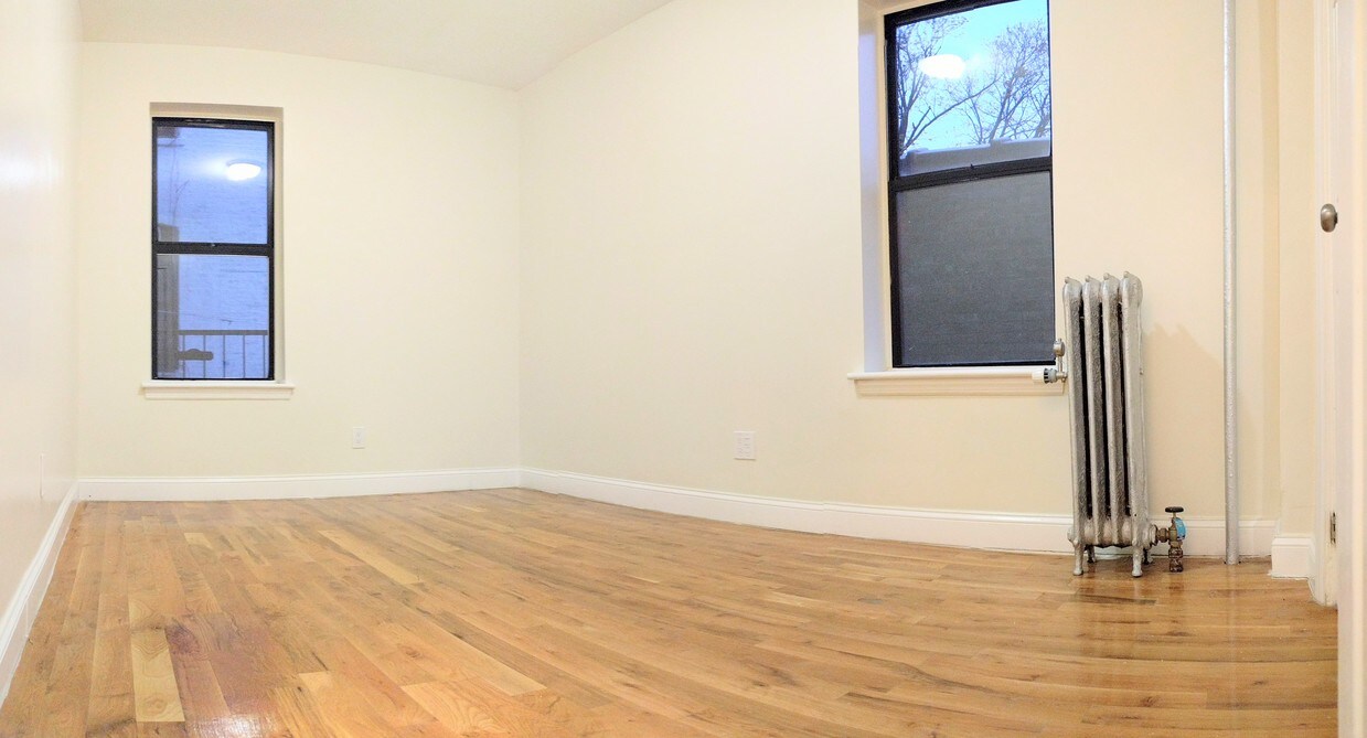 Foto principal - 2353 Foster Ave