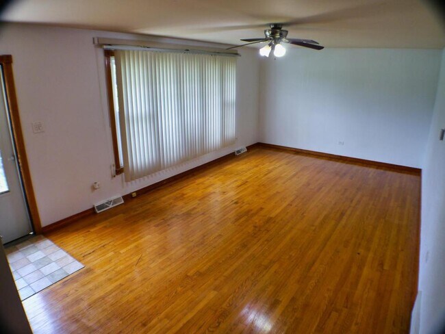 Foto del edificio - 10137 Mansfield Ave