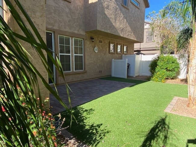 Building Photo - 2705 S Valle Verde