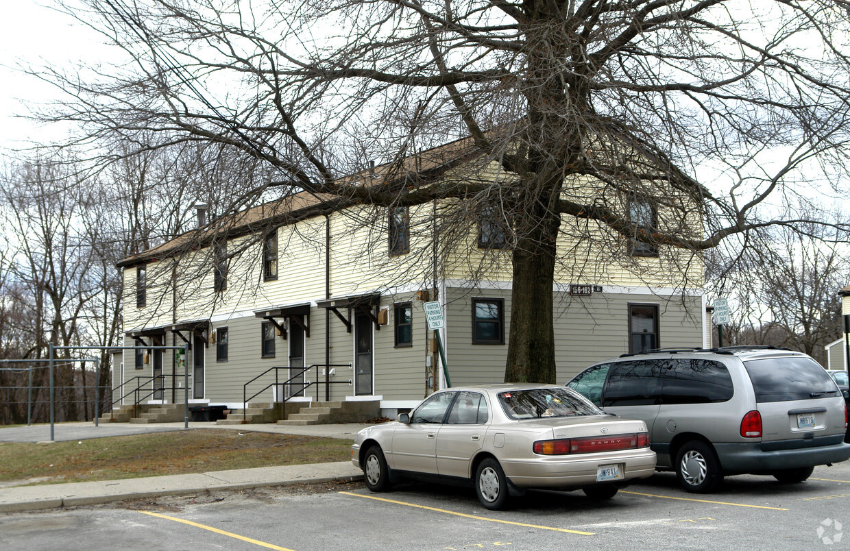 Building Photo - Veteran's Memorial