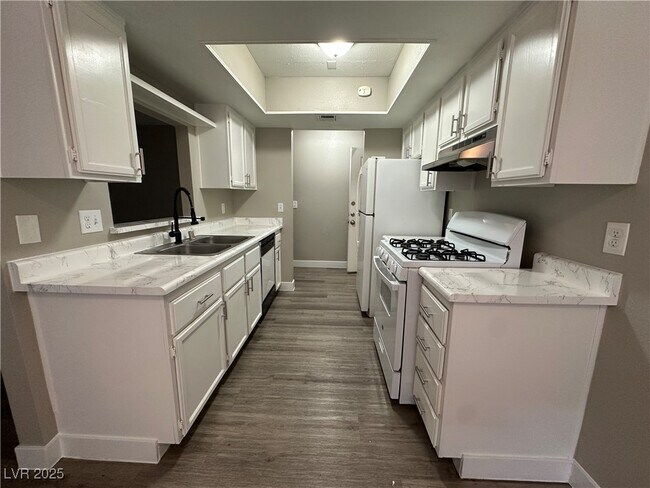 Building Photo - 4571 Carriage Park Dr