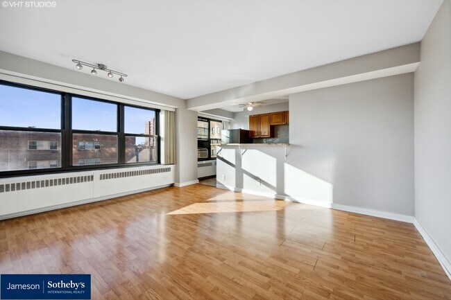 Living Room Kitchen w Breakfast Bar - 6118 N Sheridan Rd