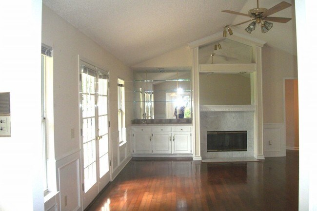 Foto del edificio - 1553 Royal Fern Ln