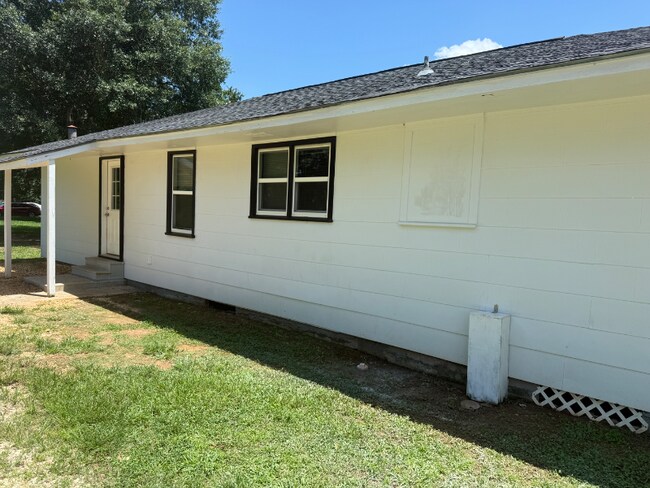 Building Photo - 145 Hume Ave