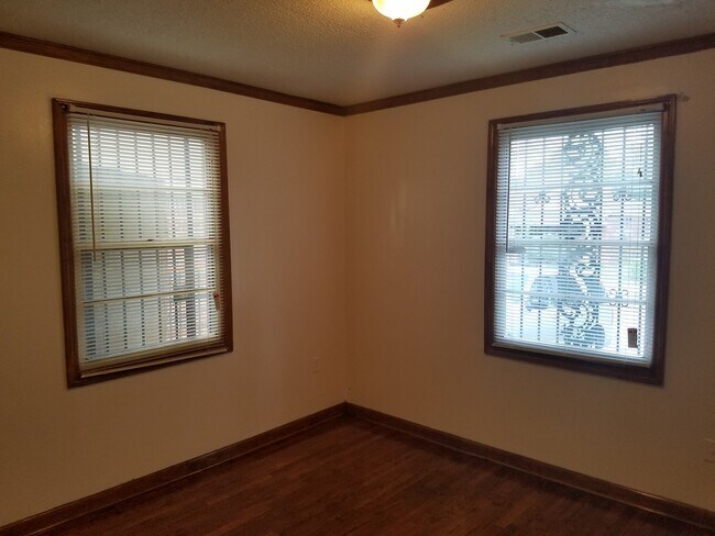 Foto del edificio - 4 Success is now offering this spacious 3 ...
