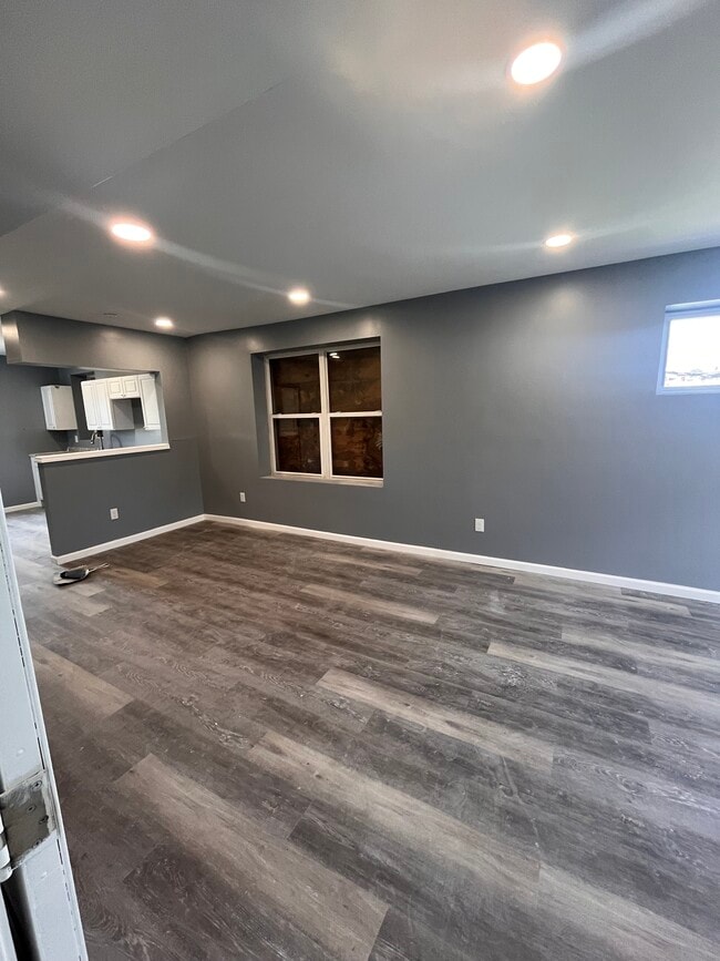 Building Photo - 5564 Hebert St
