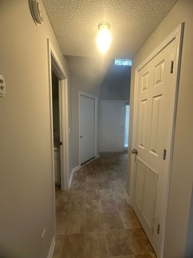 Building Photo - Foxhill Commons!!  NEW CARPET..1/2 OFF 1M RENT WITH 18M LEASE