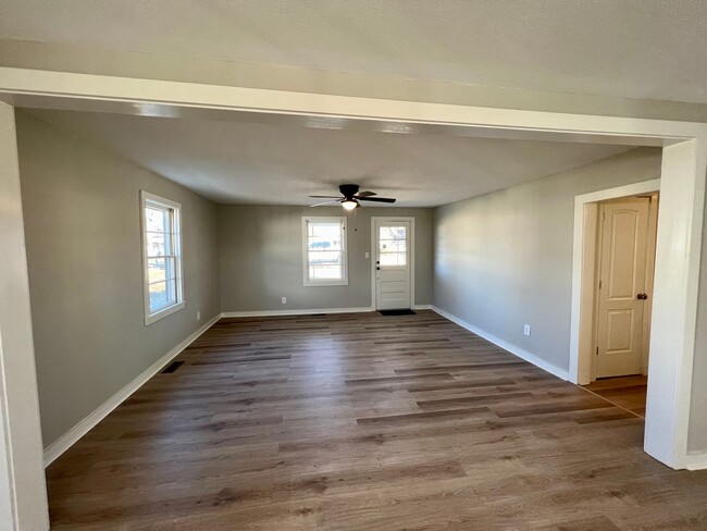 Building Photo - 2 Bedroom House with Workshop