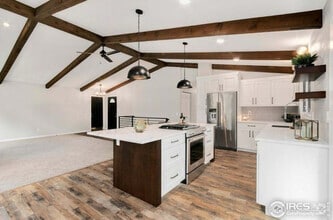Building Photo - 1001 Camelot Cir