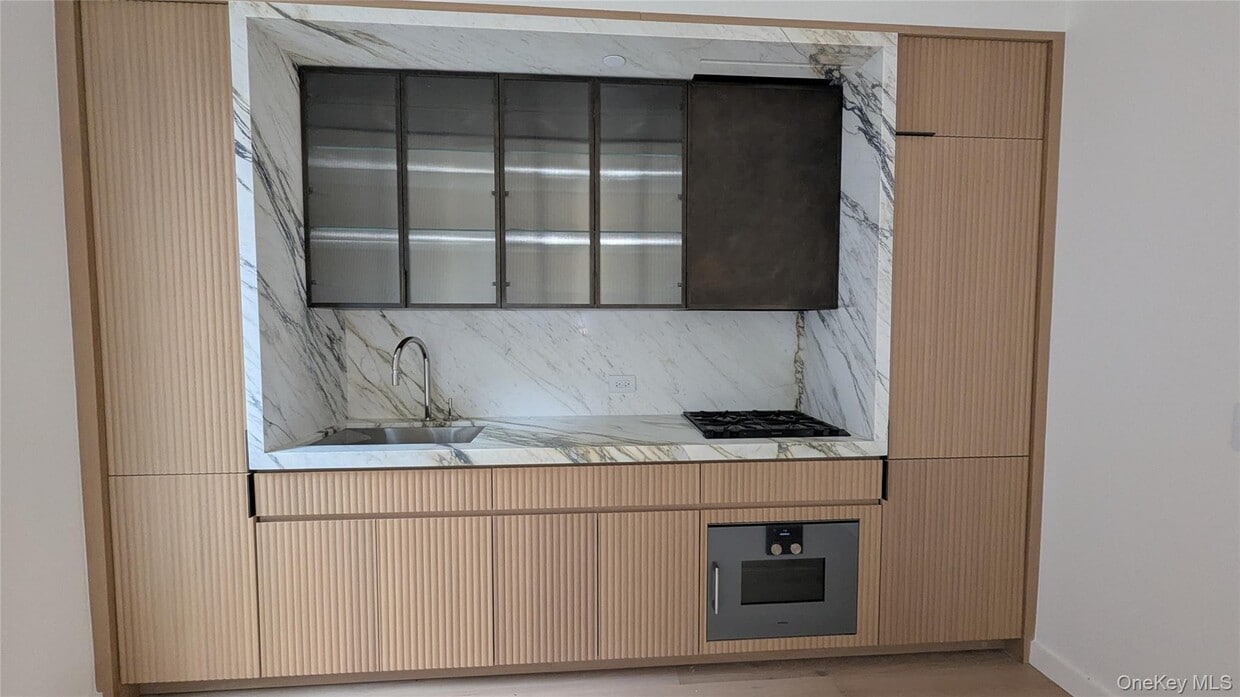 Primary Photo - 135 E 47th St