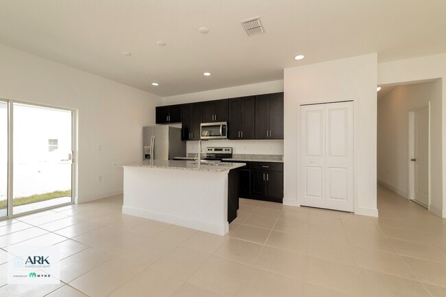 Building Photo - 249 Elm Ct